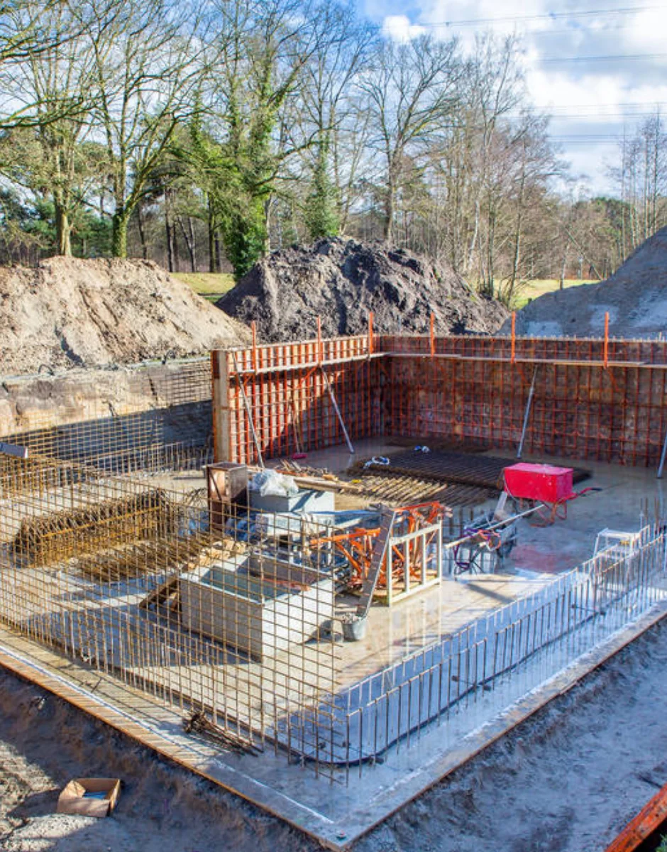 Plac budowy z przygotowaną betonową podstawą i ułożonym zbrojeniem